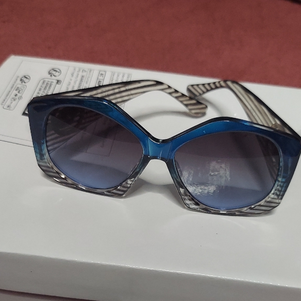 Stylish Blue Gradient Sunglasses - image 5